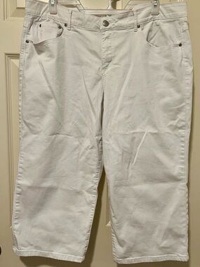 Crisp White Capri Pants - Casual Five-Pocket Style